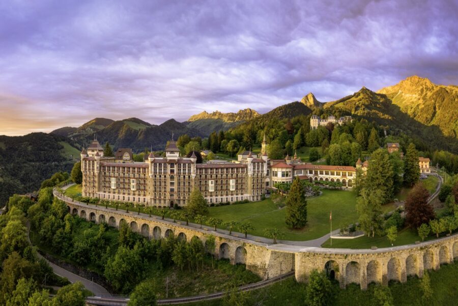 Studera hotell management vid palatsen i Caux, vid bergen ovanför Montreux.